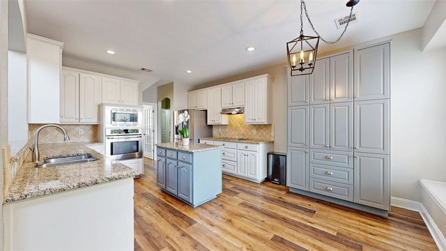 3200 Hilltop Court, Highland Village, TX 75077