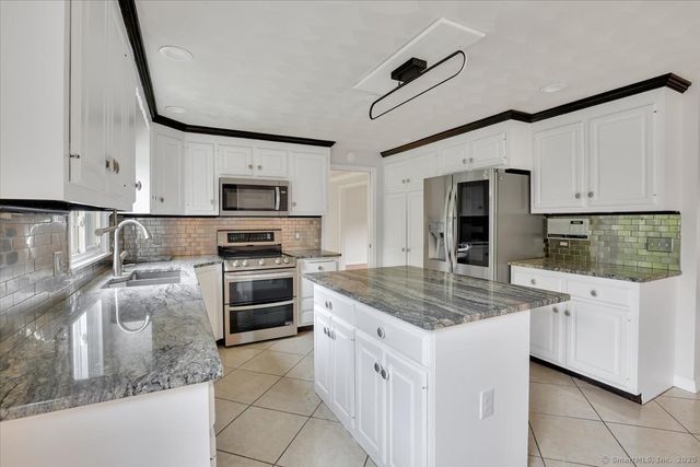 6 Hamilton Drive, Manchester, CT 06042