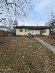 1107 Ash Street, Carthage, MO 64836