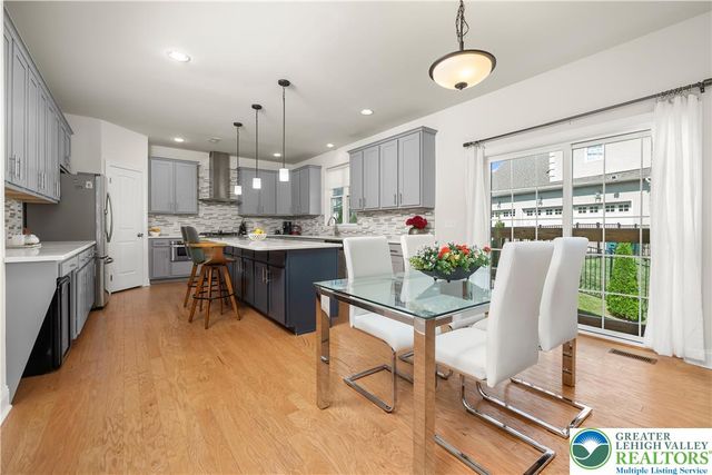 2 Creek View Court, Palmer Twp, PA 18045