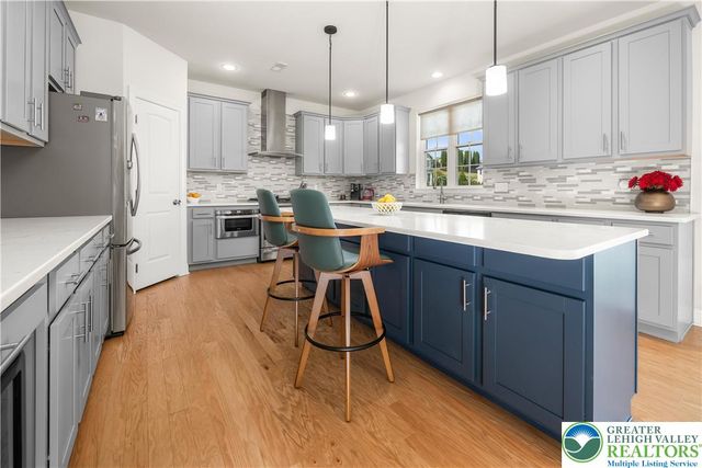 2 Creek View Court, Palmer Twp, PA 18045