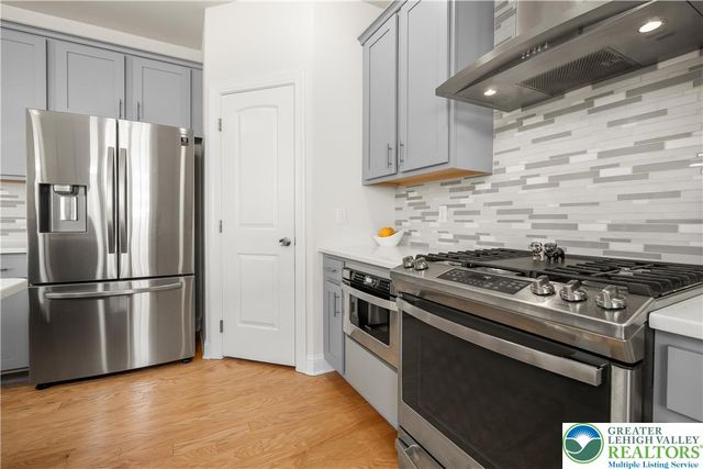 2 Creek View Court, Palmer Twp, PA 18045