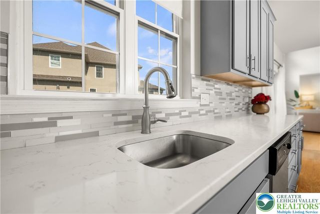 2 Creek View Court, Palmer Twp, PA 18045