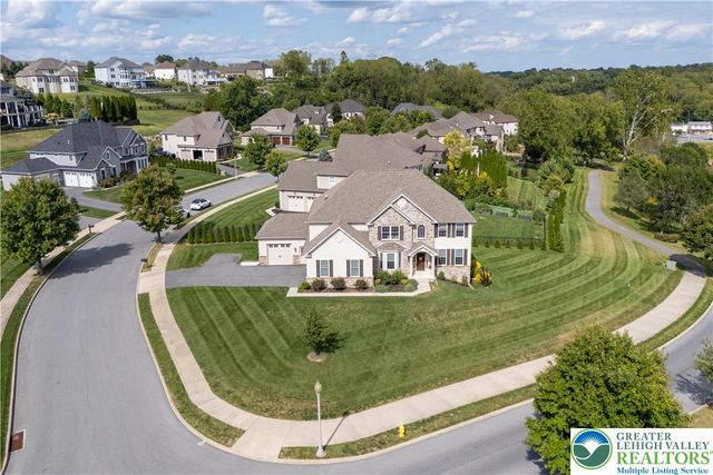 2 Creek View Court, Palmer Twp, PA 18045