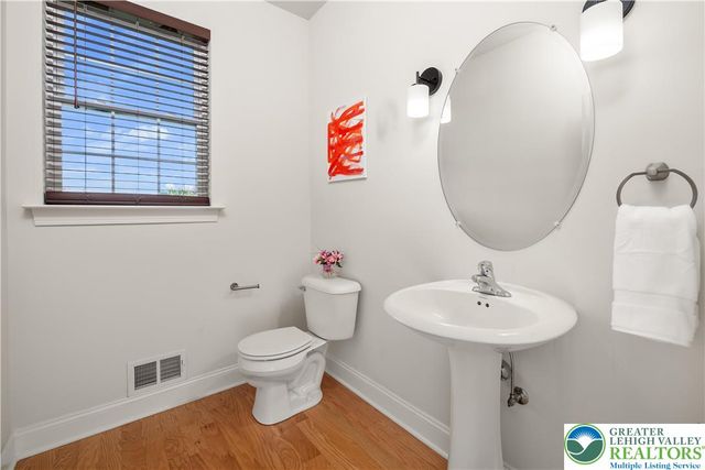 2 Creek View Court, Palmer Twp, PA 18045