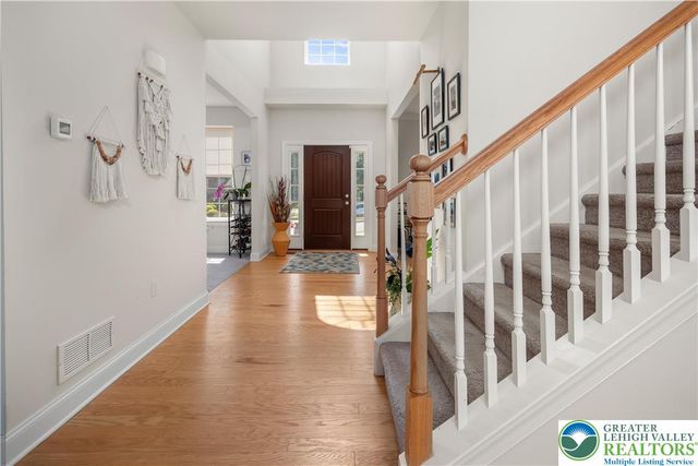 2 Creek View Court, Palmer Twp, PA 18045