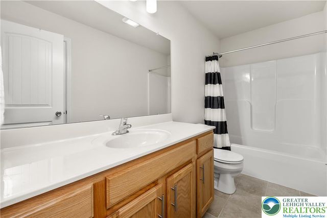 2 Creek View Court, Palmer Twp, PA 18045