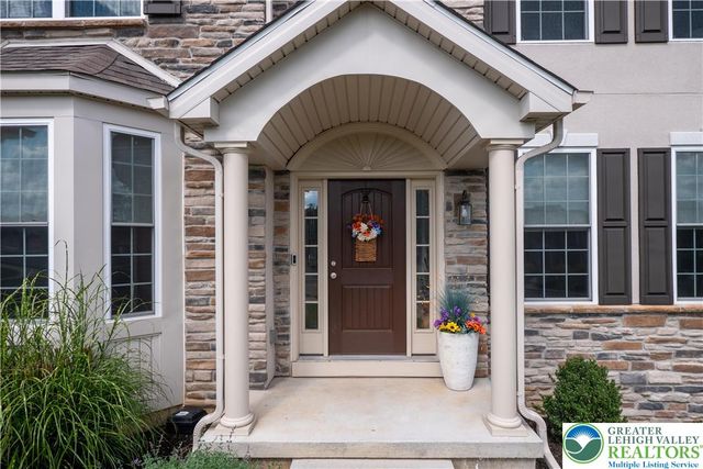 2 Creek View Court, Palmer Twp, PA 18045