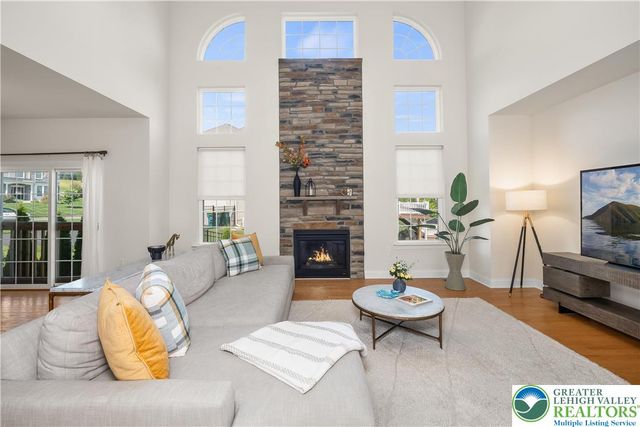 2 Creek View Court, Palmer Twp, PA 18045