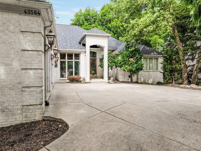 43564 Scenic Lane, Northville, MI 48167