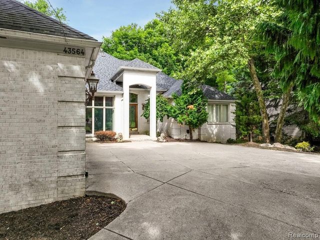 43564 Scenic Lane, Northville, MI 48167