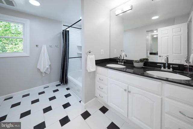 10222 STEAMBOAT LANDING LN, Burke, VA 22015