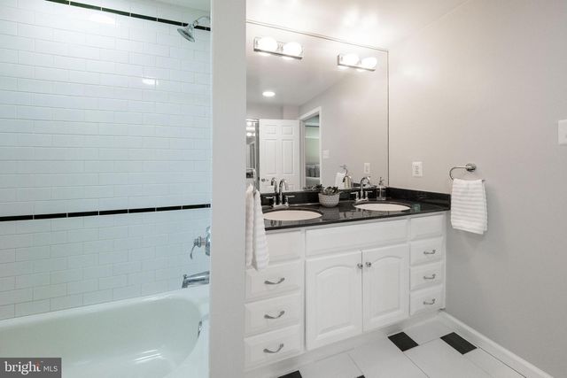 10222 STEAMBOAT LANDING LN, Burke, VA 22015