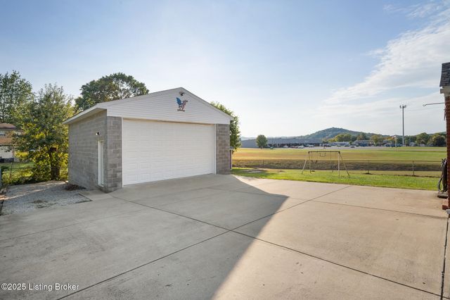 1083 Hillview Blvd, Louisville, KY 40229