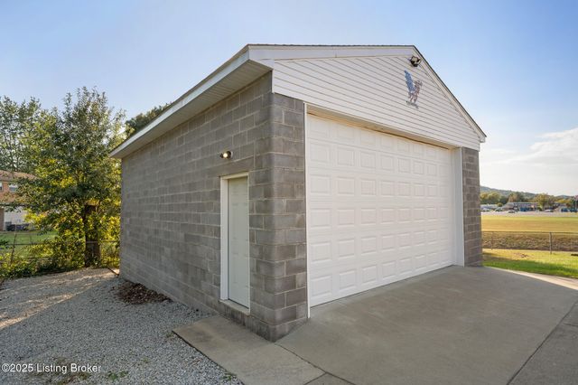 1083 Hillview Blvd, Louisville, KY 40229