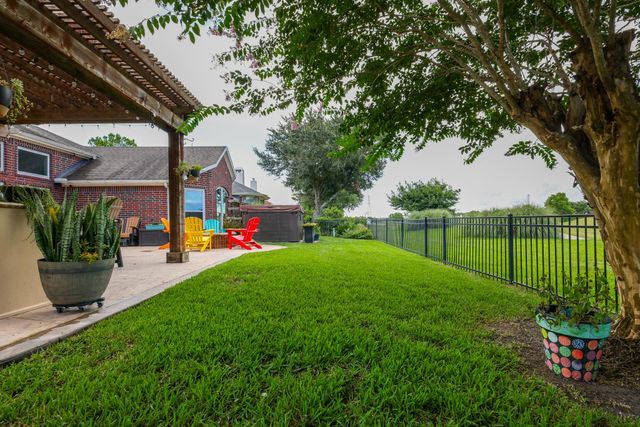 3239 Braesview Drive, Pearland, TX 77584