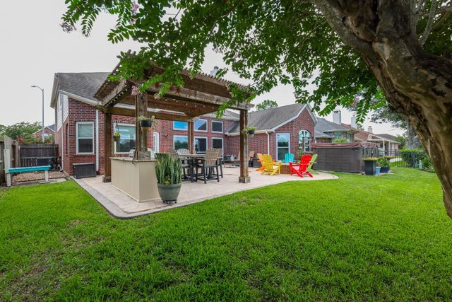 3239 Braesview Drive, Pearland, TX 77584
