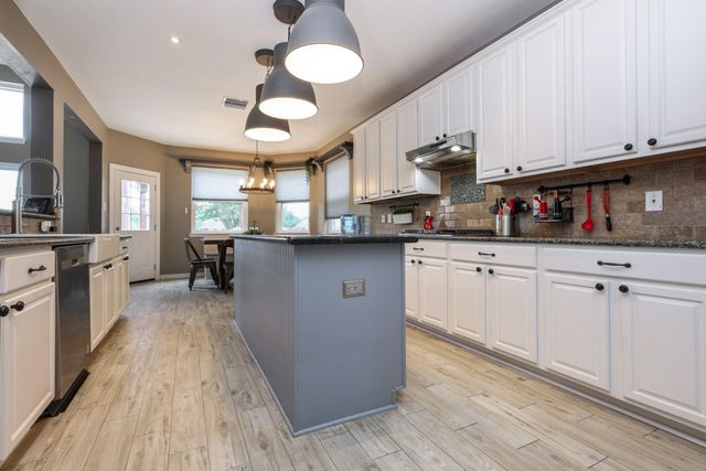 3239 Braesview Drive, Pearland, TX 77584