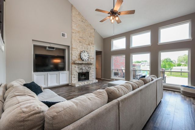 3239 Braesview Drive, Pearland, TX 77584