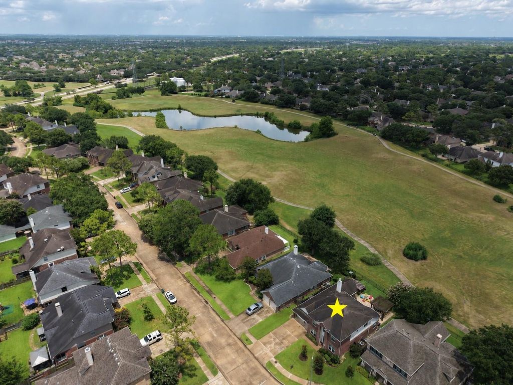 3239 Braesview Drive, Pearland, TX 77584