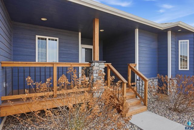 8205 E Willow Leaf St Street, Sioux Falls, SD 57110