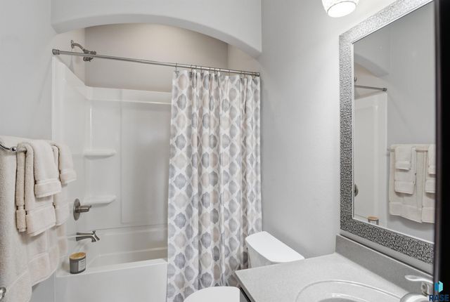 8205 E Willow Leaf St Street, Sioux Falls, SD 57110