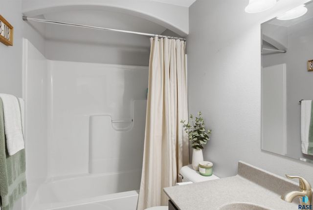 8205 E Willow Leaf St Street, Sioux Falls, SD 57110