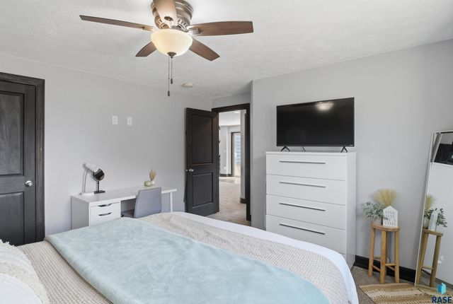 8205 E Willow Leaf St Street, Sioux Falls, SD 57110