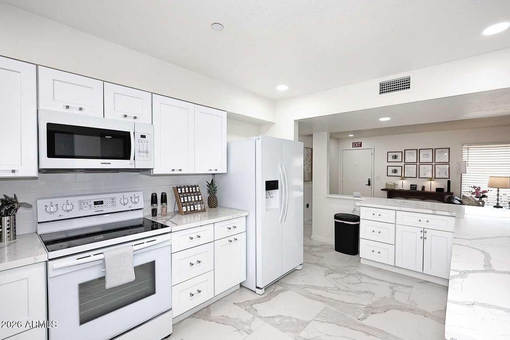 10013 W DESERT FOREST Circle, Sun City, AZ 85351 — photo 2