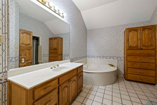 20 Oak Forest Dr, Longview, TX 75605