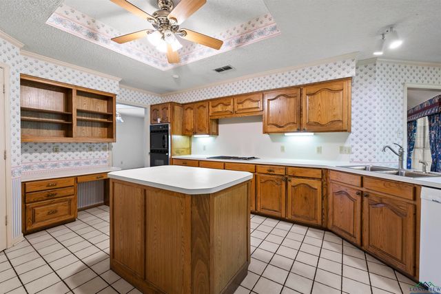 20 Oak Forest Dr, Longview, TX 75605