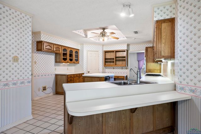 20 Oak Forest Dr, Longview, TX 75605