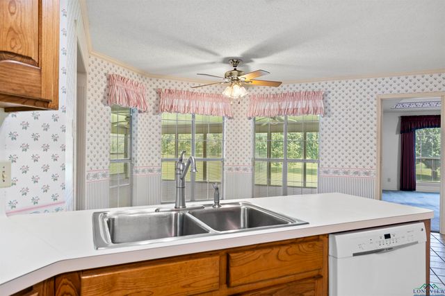 20 Oak Forest Dr, Longview, TX 75605