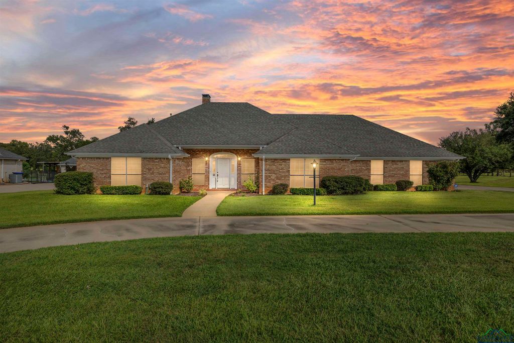 20 Oak Forest Dr, Longview, TX 75605