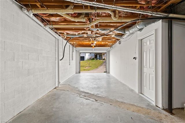 713 Woodbury Knolls Drive, Winston-salem, NC 27104