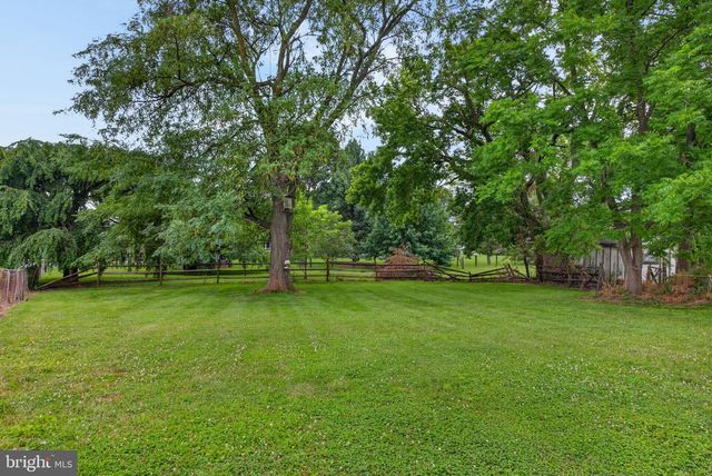 20 LOCUST ST, Talmage, PA 17580