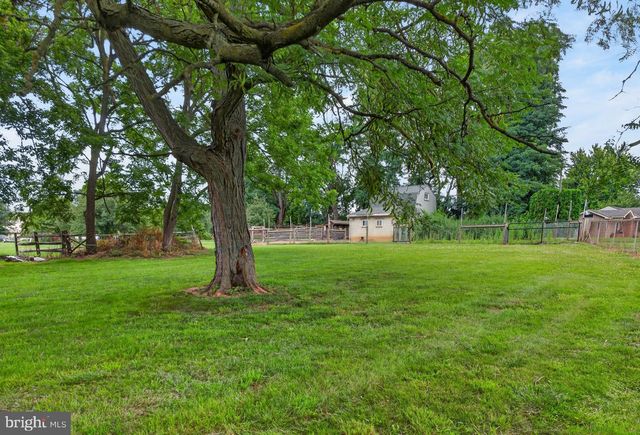 20 LOCUST ST, Talmage, PA 17580