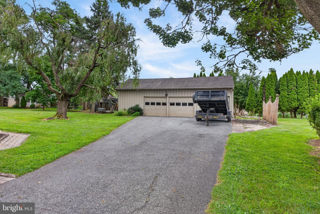 20 LOCUST ST, Talmage, PA 17580