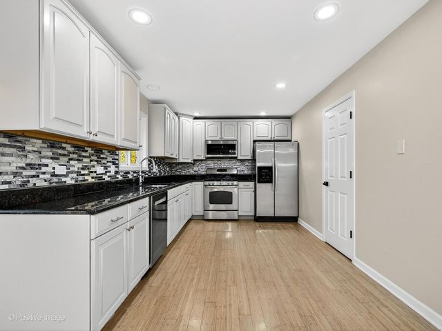 5541 E Celebrity Circle, Hanover Park, IL 60133