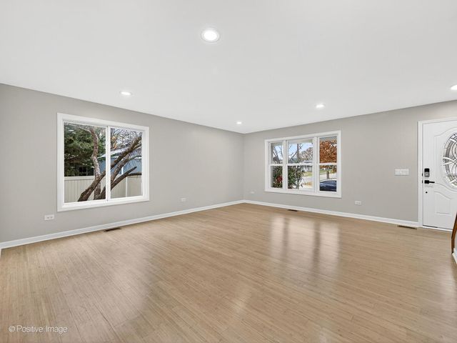 5541 E Celebrity Circle, Hanover Park, IL 60133