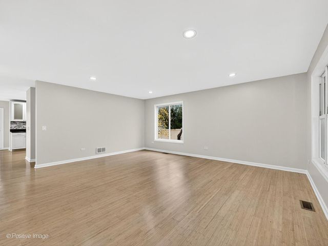 5541 E Celebrity Circle, Hanover Park, IL 60133