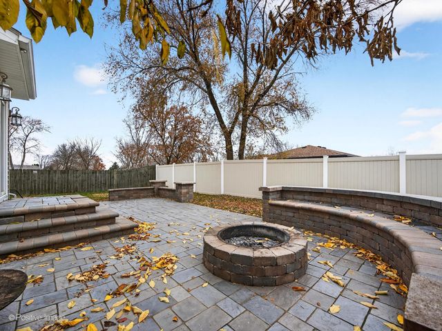 5541 E Celebrity Circle, Hanover Park, IL 60133