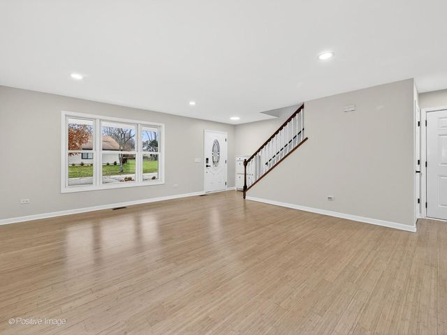 5541 E Celebrity Circle, Hanover Park, IL 60133