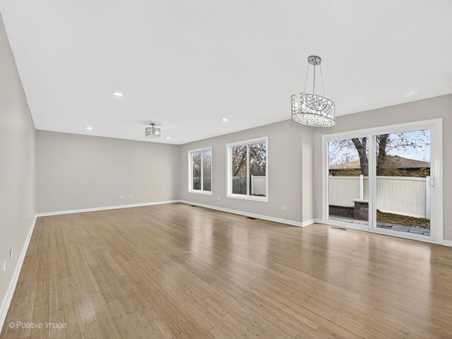 5541 E Celebrity Circle, Hanover Park, IL 60133