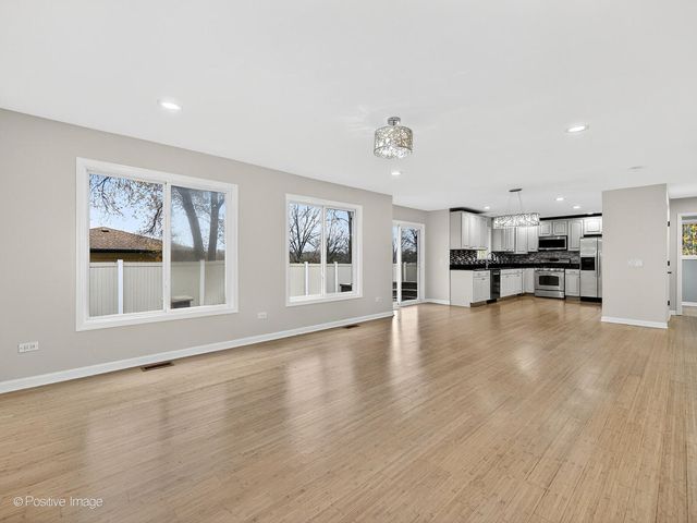 5541 E Celebrity Circle, Hanover Park, IL 60133