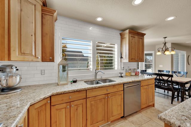 686 WELLINGTON DR, Kaysville, UT 84037