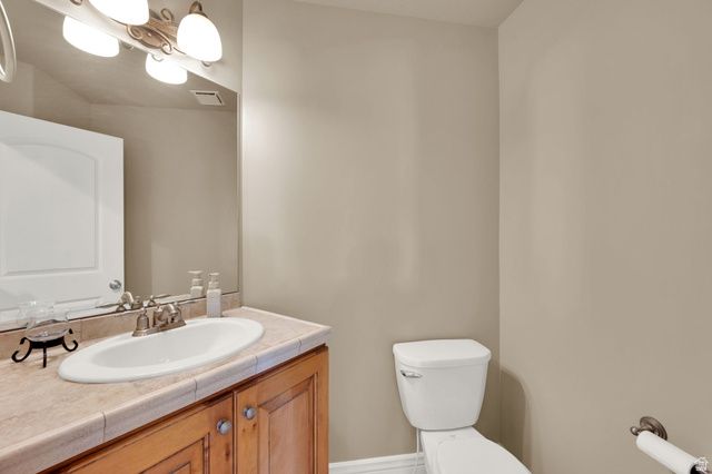 686 WELLINGTON DR, Kaysville, UT 84037