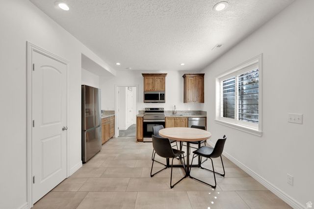 686 WELLINGTON DR, Kaysville, UT 84037