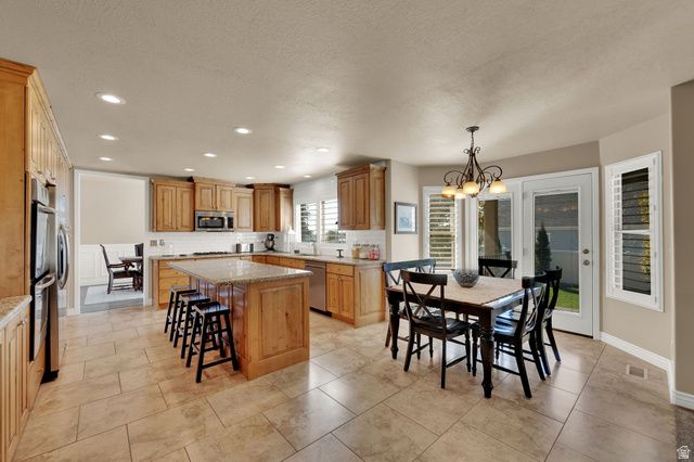 686 WELLINGTON DR, Kaysville, UT 84037
