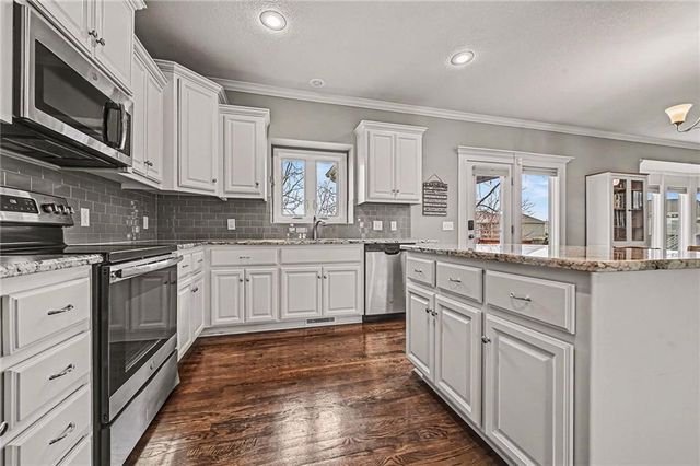 1200 Silverleaf Court, Liberty, MO 64068